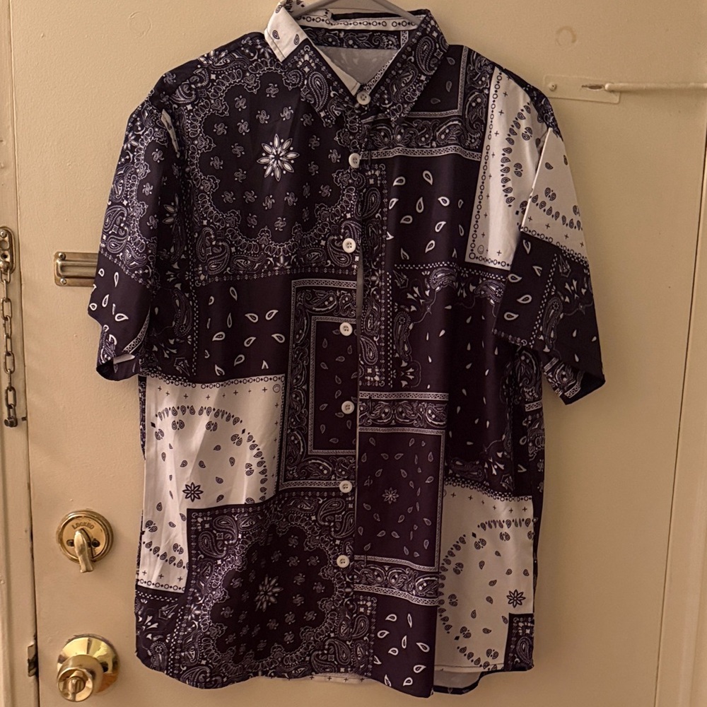 Men's Black and White Paisley Bandana style Sateen feel Shirt. Size Medium.
